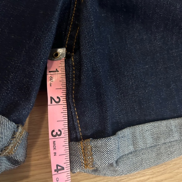 Old navy curvy profile Jean shorts - Picture 3 of 6